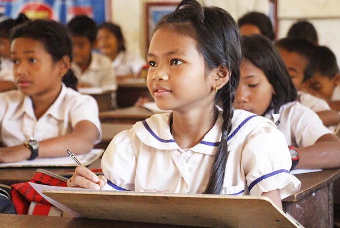カンボジアの子ども達を笑顔に 無料の美術スクール 寄付する キボウのカケハシ Kddi株式会社