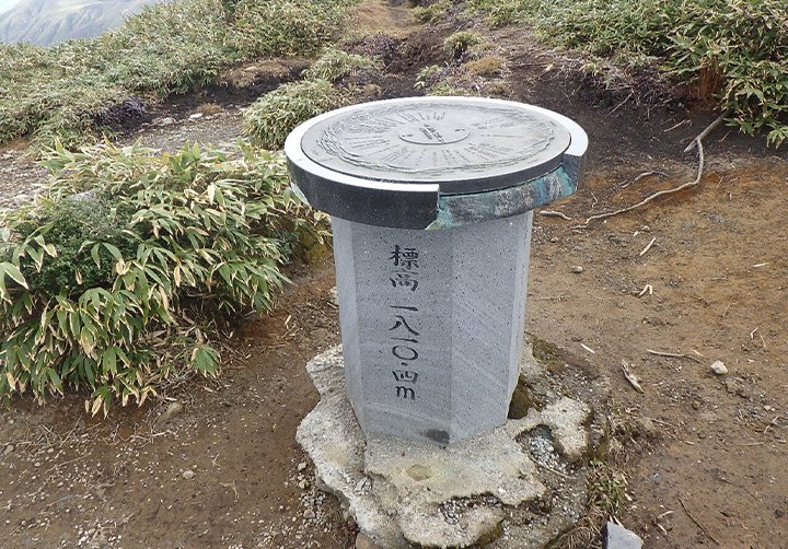 白山登山道銚子ヶ峰山頂の方位盤補修