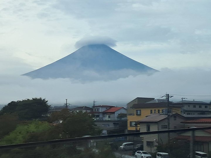 帽子を被った富士山
